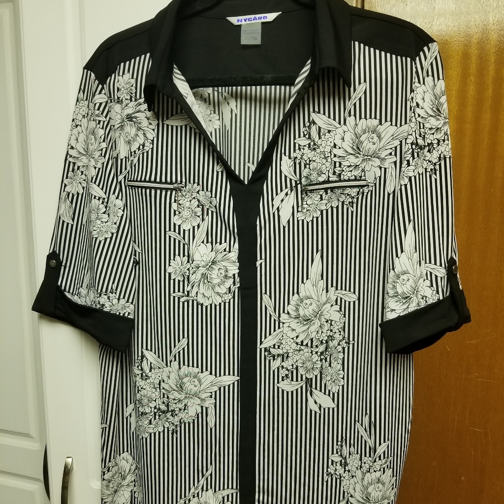 🍁🌺Nygard tunic striped/floral patterned top with zip front pockets